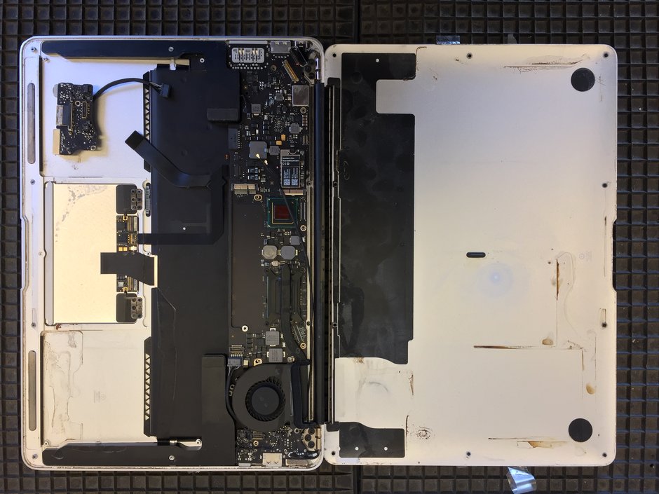 Apple Macbook Pro zerlegt, logicboard Apple Macbook Pro zerlegt, logicboard