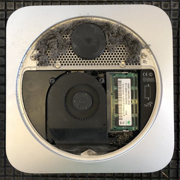 Apple Mac Mini Staub Apple Mac Mini von unten mit Staub in der Lüftung